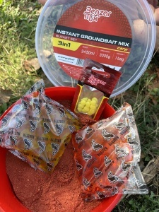 Găleată nadă Benzar Mix Instant Groundbait Set 3kg, cu nadă specifică și aditivi lichizi incluși, concepută pentru pescuit eficient la crap, amur, fitofag și method feeder.