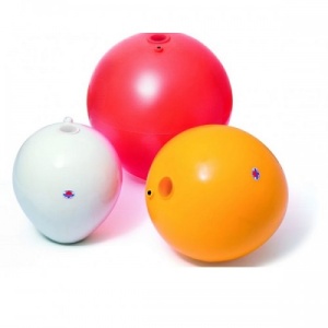 Geamandură gonflabilă ranforsată Polyform Seria CC de culoare portocalie, fabricată prin rotomformare dintr-o singură bucată cu tub central flexibil de trecere, rezistentă la intemperii și UV, disponibilă în trei opțiuni de flotabilitate.