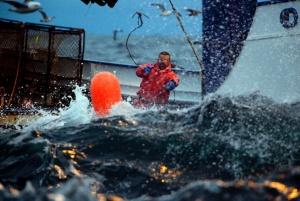 Geamandură gonflabilă hidrodinamică Polyform seria HL2 de culoare roșie, cu formă cilindrică tip glonț și nervuri longitudinale, fabricată în Norvegia din Marine Grade Vinyl, echipată cu supapă etanșă V10 și ochi de prindere ranforsat de 22mm.