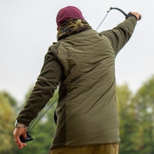 Jachetă pescuit la crap Korda Hybrid Olive cu fleece tricotat greu și secțiune matlasată stil puffer.