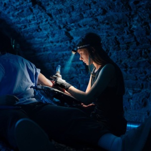 Lanternă frontală Ledlenser HF4 Black 450 lumeni cu lumină roșie, alimentare 3xAAA și protecție IP67.