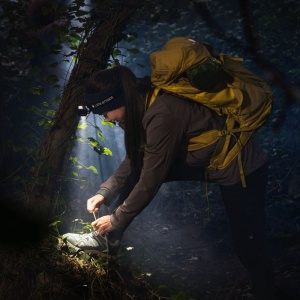 Lanternă frontală Ledlenser HF6R Black 900 lumeni cu senzori Adaptive Light Beam, carcasă din aluminiu și protecție IP67.