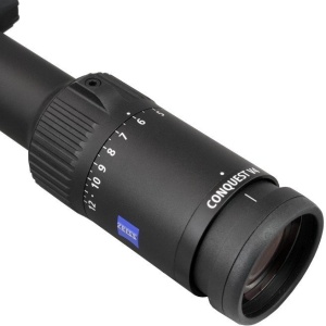 Lunetă Zeiss Conquest V4 3-12x56 IR60 – luminozitate excelentă la crepuscul, zoom 3-12x și reticul iluminat pentru precizie în condiții dificile.
