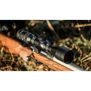 Luneta Zeiss Conquest V6 3–18x50 R06 – optică premium cu 92% transmisie, punct ultra-fin, acoperire LotuTec și precizie absolută la distanțe mari.