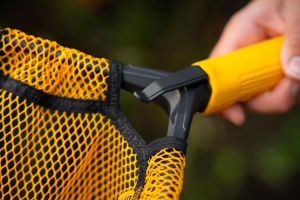 Minciog Sportex Carbon Wading Landing Net cauciucat, cadru carbon ușor, plasă fish-friendly, ideal pentru pescuit din vad și kayak.