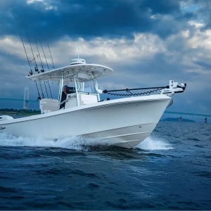 Motor electric alb premium de proovă Minn Kota Riptide Terrova® 55lb 12V cu lungimea axului de 137cm, echipat cu mecanism de asistență Lift-Assist, telecomandă wireless premium cu ecran LCD și sistem Advanced GPS, alimentat optim de o baterie Litiu LiFePO