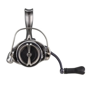 Mulineta Daiwa 25 Caldia FC LT – Corp Zaion V monocoque, Airdrive Design, MagSealed și frână ATD pentru control perfect și performanță superioară la spinning.