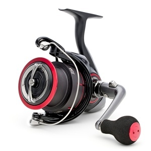 Mulineta Daiwa 25 TDM QD – corp aluminiu, rotor Airdrive DS5, sistem QD Quick Drag, tambur ABS Long Cast, 5 rulmenți și mâner One Touch Folding. Ideală pentru match și feeder.