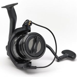 Mulineta Daiwa Black Widow 25A 4500 – mulinetă Big Pit compactă pentru pescuit la crap, cu tambur 25mm Long Cast și recuperare puternică.