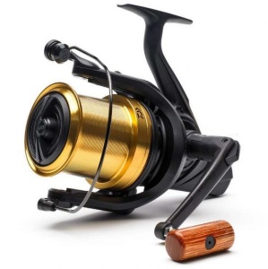 Mulineta Daiwa Emblem 45SCW QD OT 6000 – Big Pit cu cursă de 45mm, SCW, Quick Drag și design retro cu knob din lemn.