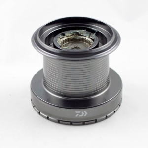 Mulineta Daiwa Emcast 5000LDA – surfcasting fiabil, tambur long cast și construcție robustă pentru lansări la distanță mare.