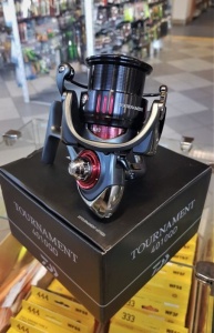 Mulineta Daiwa Tournament QD cu MagSealed, Tough Digigear și frână Quick Drag, dedicată pescuitului feeder și match de competiție.