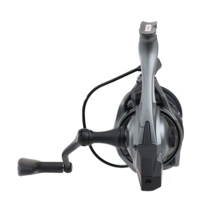 Mulinetă Formax Aries Long Cast 6500 – Vedere de profil evidențiind tamburul long cast din aluminiu, clipsurile metalice duble și manivela de forță pentru control total.