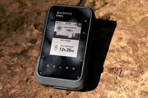 Garmin eTrex Solar – Navigator portabil cu încărcare solară, autonomie nelimitată, GPS multi-band, ecran de 2.2” cu vizibilitate în soare, busolă digitală și conectivitate Garmin Explore