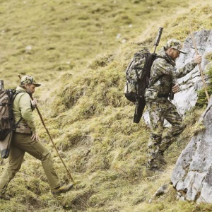 Pantaloni Blaser Resolution HunTec Camo pentru vânătoare activă, cu material elastic 4-way stretch, ventilație laterală și camuflaj premium pentru teren variat.