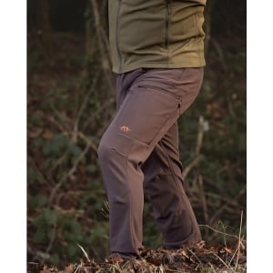 Pantaloni de vânătoare bărbați Blaser Chase Softshell Dark Brown hidrofugi cu aerisiri laterale.