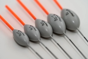 Pluta Guru Pinger Carbon Stem – plută pentru pescuit staționar la vargă, cu chilă din carbon, antenă goală foarte vizibilă și stabilitate excelentă pe ape adânci