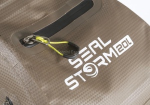 Rucsac Trabucco Seal Storm Sling Pack 20L – rucsac impermeabil tip sling, cu acces lateral rapid și organizare eficientă, ideal pentru spinning, street fishing și pescuit în mișcare.