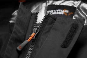 Salopetă pescuit impermeabilă Savage Gear HeatLite Thermo B&B 8000mm cu bretele elastice și căptușeală de încălzire.
