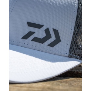 Șapcă tehnică de pescuit Daiwa Pro Performance White/Grey – Model original cu plasă ventilată în spate, margini elastice interioare și logo premium brodat D-Vec, ideală pentru protecție solară la spinning și crap