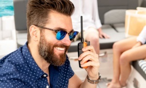 Stație radio maritimă VHF portabilă Cobra BlueBound 150 flotabilă cu încărcare USB-C.