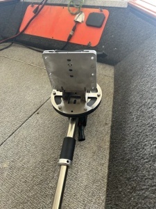 Suport Sondă Live BAM din inox – versiuni electrică, wireless și mecanică, compatibile Garmin și Lowrance, cu sistem de rotire 360° și prindere rapidă pentru barcă.