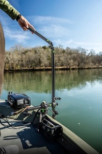 Suport Sondă Sonar Railblaza HEXX Live Pole 60 – Sistem profesional extins (1.55m) pentru scanare live, dotat cu mâner ergonomic și rotație 360°, ideal pentru bărci cu motor.