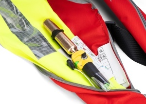 Vestă de salvare autogonflabilă roșie cu ham integrat certificat ISO 12401 Plastimo Pilot 165 pentru ambarcațiuni.