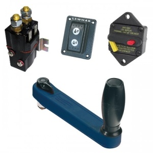 Vinci electric vertical Lewmar V1 de 12V și 700W fabricat din oțel inoxidabil AISI 316, echipat cu tehnologii patentate FastFit™ și Fall Safe™, livrat ca set complet cu solenoid, siguranță de 90A și levier de control.
