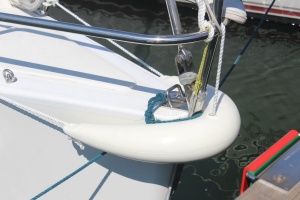 Balon alb de protecție prova EVAL în formă de V, realizat din PVC marin rezistent la UV, proiectat pentru protecția etravei la acostare, disponibil în codurile 00807 și 00806.
