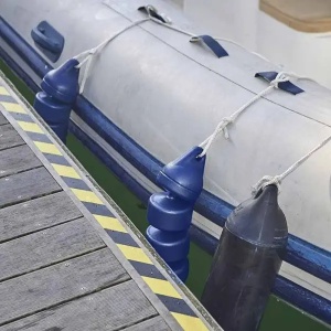 Balon gonflabil articulat alb Plastimo, model RIB cu design flexibil adaptat pentru coci rotunjite și flotoare, echipat cu supapă patentată și linie de prindere din poliester de 5mm, disponibil în variantele de lungime de 48cm și 60cm