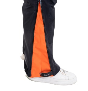 Costum tehnic de iarnă Graff WARMGUARD EXTREME Winter Set 220-O-B-4 de culoare oliv, echipat cu membrană BRATEX de 25.000mm, izolație termică SUBZERO pentru ger extrem de până la –50°C, finisaj DRY CARE și fermoare YKK AquaGuard.