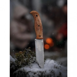 Cuțit bushcraft Helle Nordlys cu lamă din oțel 14C28N, mâner ergonomic din mesteacăn buclat și teacă tradițională din piele