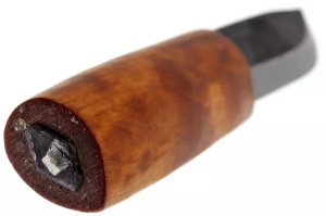 Cuțit Helle Viking – Model istoric robust cu lamă de 110mm din oțel carbon triplu laminat, finisaj rustic și mâner din mesteacăn curly.