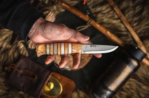 Cuțit Vânătoare Helle Arv – Instrument tradițional norvegian cu lamă de 87mm din oțel triplu laminat, mâner din mesteacăn și corn de cerb, însoțit de teacă din piele