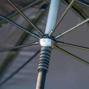 Umbrelă Pătrată Daiwa Square Umbrella 250cm – Detaliu structură flexibilă din fibră de sticlă, material 210D Nylon impermeabil și inele D pentru ancorare sigură pe mal.