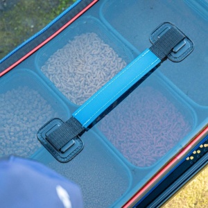 Geanta Nada Daiwa N'Zon Bait Protect System 42x12x25cm cu cele 5 cutii interioare detașate.