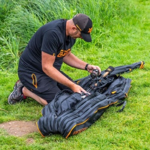Husă Guru Fusion Rod Holdall 10 Plus+ – Detaliu compartimentare 5 secțiuni și design ergonomic pentru 10 lansete echipate