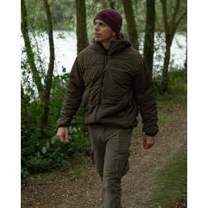 Jachetă pescuit bărbați Korda Hooded Insulated Dark Olive călduroasă cu extensie dorsală și glugă tehnică.