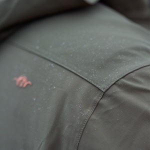 Jacheta de vanatoare Blaser Striker Dark Olive cu Cordura, membrana impermeabila si ventilatie pentru utilizare intensiva in teren.