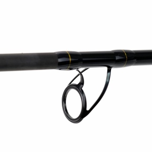 Lansetă Formax Aries Feeder 3.90m 150g – Detaliu al mandrinei ergonomice Carbon Metal și al inelelor Seaguide SiC pe blancul de Carbon HM2, pregătită pentru sarcini grele