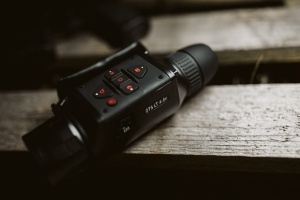 Monocular termic ATN OTS LT 35mm, senzor 320×240 60Hz, zoom 4–8x, display HD 1280×960 și autonomie 10h – compact, ușor și extrem de eficient în teren.