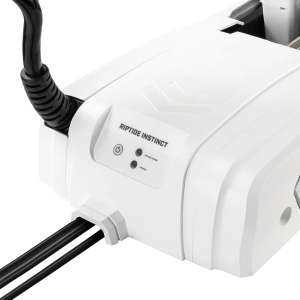 Motor electric premium alb de proovă Minn Kota Riptide Instinct QUEST™ cu forță de 90/115lb și ax lung de 182cm, echipat cu tehnologie brushless, mecanism complet automat Auto Stow & Deploy, protecție saltwater avansată și telecomandă wireless cu ecran LC
