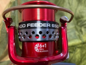 Mulineta Benzar Method Feeder 6500 cu doi tamburi din aluminiu, frână micrometrică și design optimizat pentru pescuitul modern la method feeder.