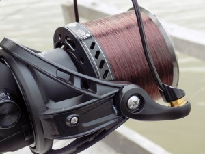Mulineta Carp Expert Neo Cast 150+ pentru pescuit la crap, cu tambur long cast conic și capacitate mare de fir, ideală pentru lansări extreme peste 150 metri