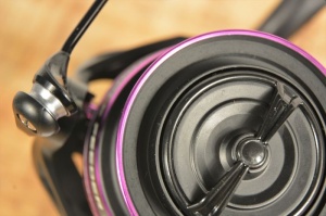 Mulineta Carp Expert Purple Feeder 6000 cu 7+1 rulmenți, frână Quick Drag și tambur long cast din aluminiu, ideală pentru pescuit la feeder și method feeder.