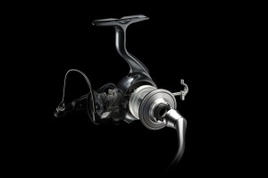 Daiwa 25 Ballistic HD LT 2500H – corp MQ aluminiu, rotor Airdrive Zaion V, MagSealed, Tough Digigear, ATD-L, frână 10 kg, 6 rulmenți, recuperare 80 cm, greutate 235 g.