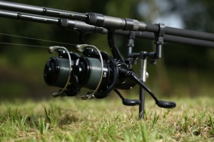 Mulineta Daiwa Emblem BR 25A free spool cu tambur 25 mm, long cast și recuperare peste 1 m pe tură, concepută pentru pescuit la distanță mare