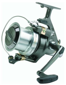 Mulineta Daiwa Emblem Pro 5000 – Big Pit pentru pescuit la crap, cu Wormshaft, CRBB și tambur ABS pentru lansări lungi și control perfect.