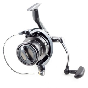 Mulineta Daiwa Emcast 5000LDA – surfcasting fiabil, tambur long cast și construcție robustă pentru lansări la distanță mare.